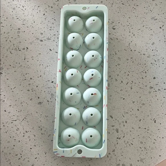 Mint Green Silicone Ice Cube Holder - Picture 1 of 1